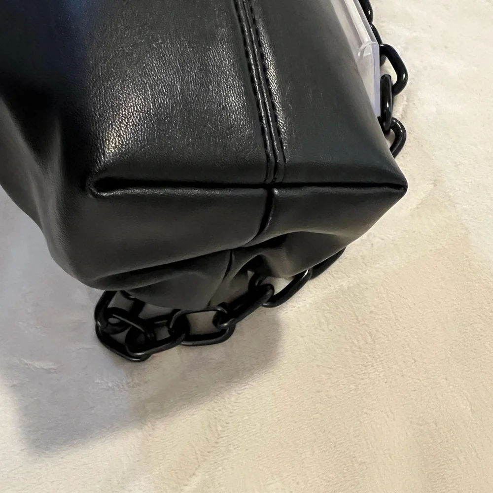 🩷 BADGLEY MISCHKA Black Frame Logo Crossbody Bag $149🩷